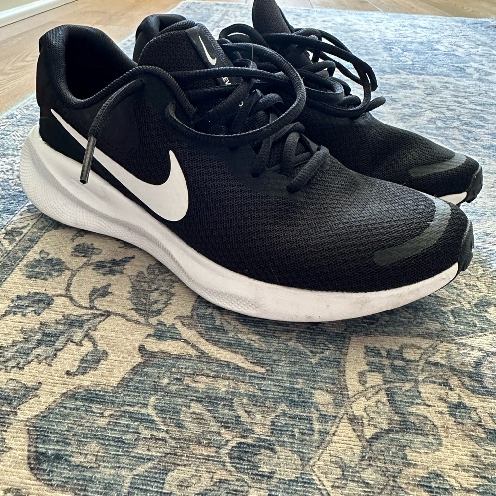 LIKE NEW - Nike Women’s Black Running Shoes - Sz 7!